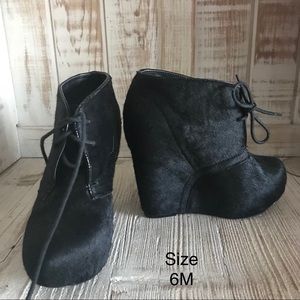 Steve Madden black wedges